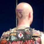 Von welcher Band ist dieser junge Herr wohl Fan ?