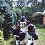Die Mädels linsen in den Backstage-Bereich, die Banger-Kleinfamilie entspannt beim Fleisch im Garten.