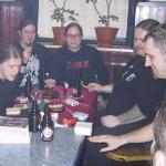 Selbst ist der Metaller: Statt Fernsehen zu gucken, üben sich alle Beteligten im Bierdeckel-Sport.