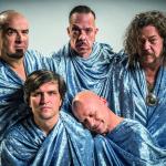 Knorkator 2022 Bandfoto von Knorkator, eingehüllt in einer blauen Decke